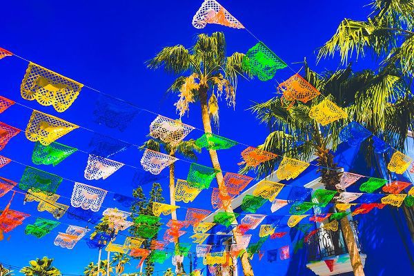 Perry, William 아티스트의 Colorful Mexican Christmas paper decorations-San Jose del Cabo-Mexico작품입니다.